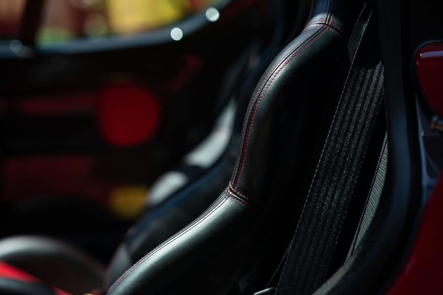 Детали интерьера Ferrari Enzo 2003 года  (фото 38 из 92)
